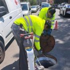 Dos operaris duent a terme un tractament de plagues.