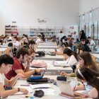 Estudiants al CRAI del campus Sescelades de la URV.