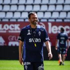 L’entrenador del Real Murcia, Fran Fernández dirigint un entrenament del seu equip.