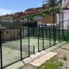 Una pista de pàdel que queda a tocar de la zona d’habitatges.