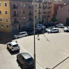 La plaça de la Pagesia és un entorn que, en algunes hores del dia, s’omple de cotxes.