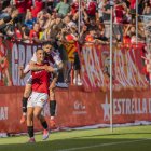 Els davanters del Nàstic Pablo Fernández i Antoñín Cortés celebrant un gol.