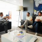 Pere Segura i Rubén Viñuales escolten atentament Santi Castellà durant la reunió.