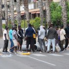 Imatge dels manters tallant el passeig Miramar de Salou.