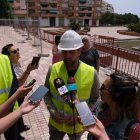 El conseller d’Urbanisme, Nacho García Latorre, i l’alcalde, Rubén Viñuales, van acostar-se ahir a la plaça de la Cinquena Promoció.