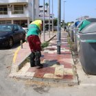 Imatge del lloc on s'ha produït l'apunyalament i d'un treballador de la brigada de Cambrils netejant les taques de sang que havien quedat a terra