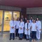 Imatge de grup del personal contractat per impulsar el projecte centrar en el càncer de pròstata i amb el suport de l'AECC.