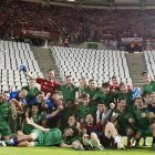 La plantilla del Nàstic de Tarragona celebrant la victòria contra el Real Murcia amb l’afició desplaçada al fons.