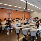 Estudiants començant les PAU en una de les aules del campus Catalunya de la URV.