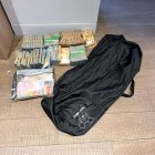 La bossa esportiva amb el botí de 140.000 euros en efectiu de l'atracament d'un banc al Masnou
