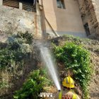 Imatge dels Bombers treballant en l'incendi de Falset