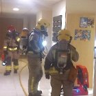 Imatge dels Bombers a la residència on s'ha produït l'incendi