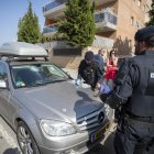 Un dels vehicles danyats pels manters durant l’enfrontament.