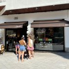La botiga oferirà una selecció cuidada de fleca, brioixeria i cafè.