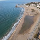 Imatge aèria de la platja de la Paella de Torredembarra, amb una llacuna.