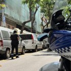 Un agent de la GUT vigilant una zona de càrrega i descàrrega.