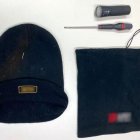 El detingut vestia gorro, tapaboques i roba fosca i portava un tornavís.