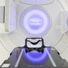 Imatge de l'accelerador lineal d’última generació, model Elekta Versa HD.