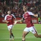El pitxitxi del Nàstic, Pablo Fernández, celebrant amb Jaume Jardí el seu gol aconseguit en l’anada de la final del 'play-off' contra la Real Sociedad B.