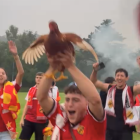 Un aficionat del Nàstic agafant la gallina