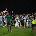 Pablo Fernández, completament desolat, patint en silenci el cop de no pujar en el que podria haver sigut el seu darrer partit de grana amb els jugadors del Sanse celebrant de fons.