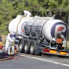 Imatge del camió que transportava àcid clorhídric per l'AP-7.