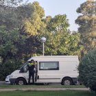 Un agent de la Policia Local de Salou durant l’operatiu al mercadet.
