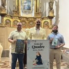 L’alcalde i els regidors de Cultura i Festes mostran el cartell de la Festa del Quadre.