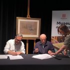 El regidor Daniel Recasens i el col·leccionista Joan Artur Roura, signant la cessió.
