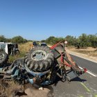 Estat del tractor amb el qual viatjava la víctima mortal de l'accident de la TP-3311 a Ulldecona i el camió implicat, al darrere.
