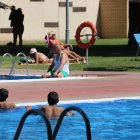 Grans i petits es refresquen a les piscines de Cappont de Lleida per fer front a la calor
