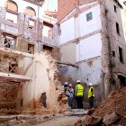 Diversos operaris i els arquitectes a la zona on s'està restaurant la muralla medieval de Sant Francesc de Valls