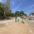 L’alcalde de Cambrils visitant les obres d’integració de l’antiga via.
