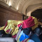També es va intentar entrar una estelada gegant a l’Ajuntament.