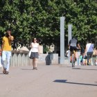 Vianants caminant per Lleida durant el primer dia d'onada de calor.
