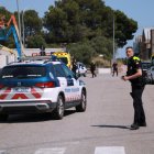 Agents dels Mossos d'Esquadra i de la Policia Local de Valls al carrer dels Manyans on ha mort un menor a l'interior d'un vehicle que estava estacionat