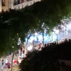 Imatge dels motoristes fent derrapades a la Rambla Nova.