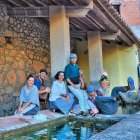 L’espectacle combina el teatre de carrer i la música en directe i té com a escenari espais històrics dels pobles on es representa.