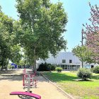 Els veïns es queixen per la brutícia que hi ha acumulada als voltants de la Piscina del Serrallo.
