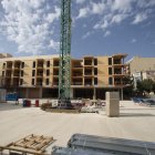 Fotografia de les obres del complex Riera, en què es percep el seu avenç. S’hi estan alçant els habitatges i, soterrat, hi haurà un nou aparcament.
