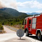 Un camió de Bombers treballant en l'incendi forestal de Paüls