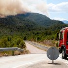 Un camió de Bombers treballant en l'incendi forestal de Paüls.
