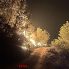 Maniobres de foc tècnic per definir ben bé el perímetre de l'incendi de Paüls.
