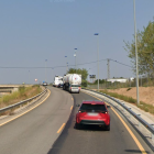 Vehicles esperant per accedir a la rotonda entre l’N-240 i l’AP-2.