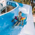 Imagen de un niño bajando por uno de los toboganes del Tamarit Beach Resort.