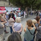 Un centenar de persones es van concentrar davant la Residència ICASS un any després del seu tancament.