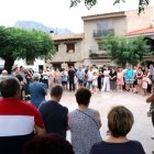 Veïns de Paüls fent un minut de silenci pel bomber mort en l'extició de l'incendi forestal al poble.