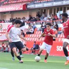 L'exjugador del Juvenil A, Jan Virgili, conduint l'esfèric en un partit al Nou Estadi Costa Daurada.