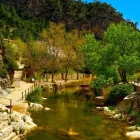Desde Bot se puede caminar hasta las piscinas naturales de la Fontcalda.