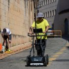 Dos tècnics duent a terme les prospeccions a la Part Alta de Tarragona.